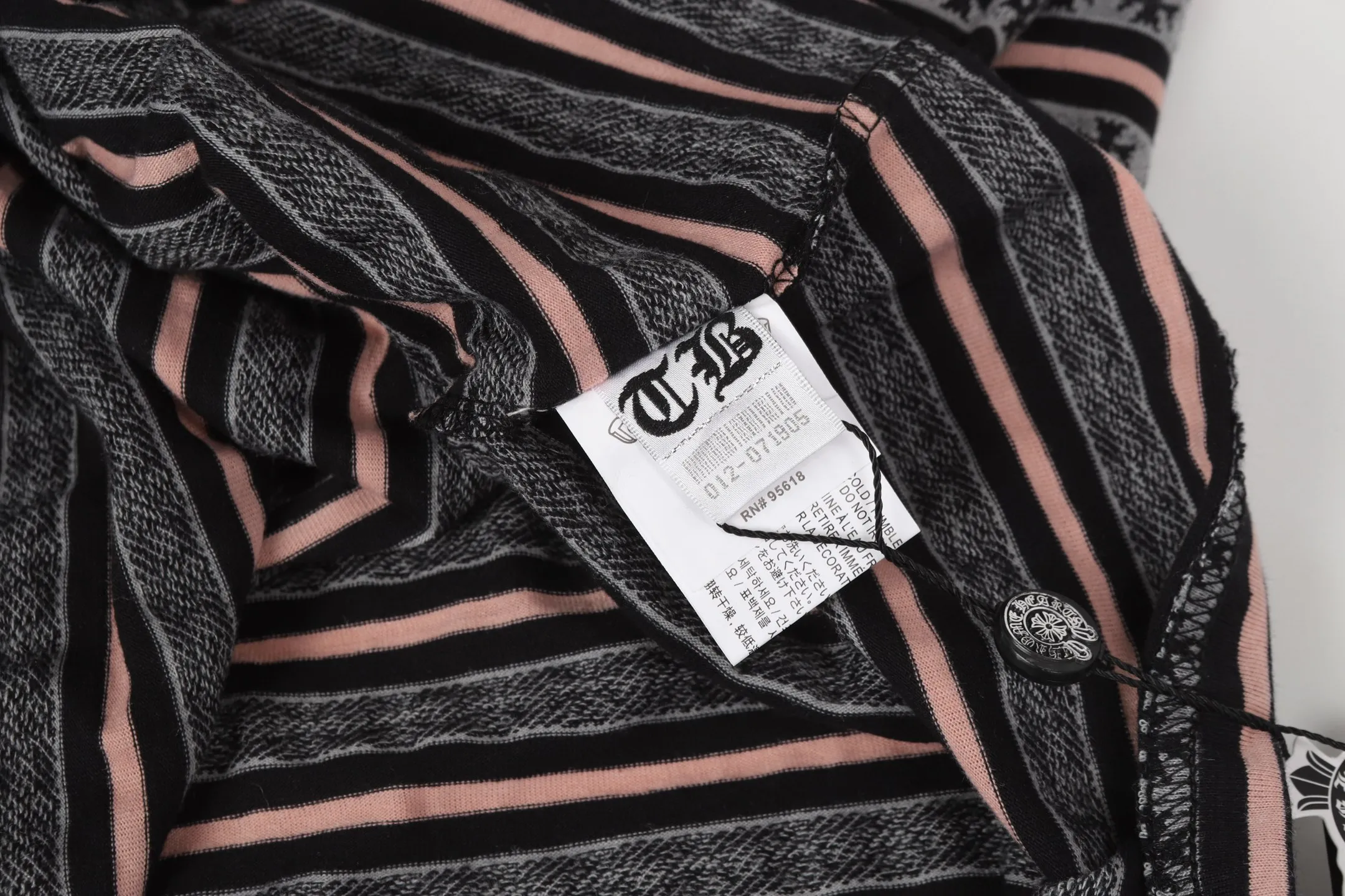 P190 -Chrome Hearts/Chrome Hearts 25ss season's most popular striped yarn-dyed long-sleeved T-shirt -High weight, high density and high quality. The wool is soft, delicate and skin-friendly. It feels soft and silky. It has excellent warmth and skin-friendly properties. -Customized weaving and dyeing, no color difference, no matter the fabric or workmanship details, beat the ordinary version on the market. -Colour: black, gray, blue, pink, green -Size: S M L XL